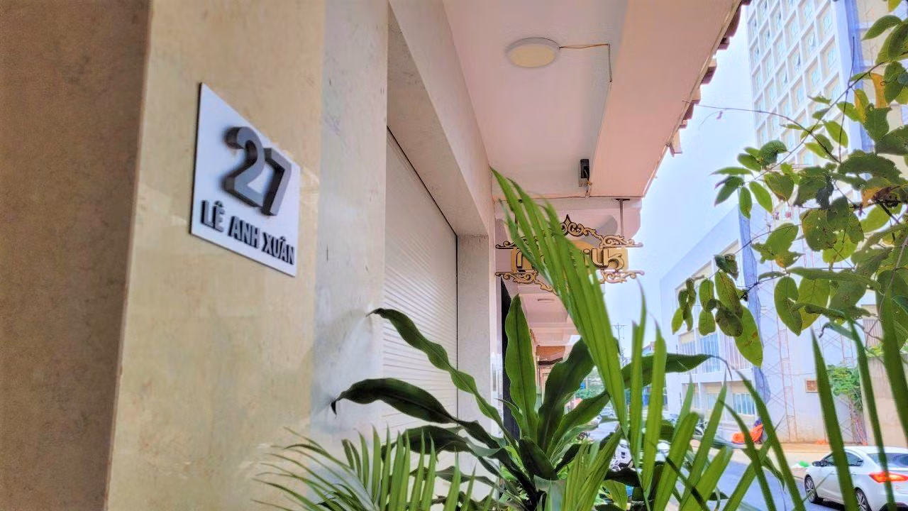 Số nhà gắn tên Lê Anh Xuân của dãy nhà thuộc dự án Trung tâm thương mại Phú Xuân