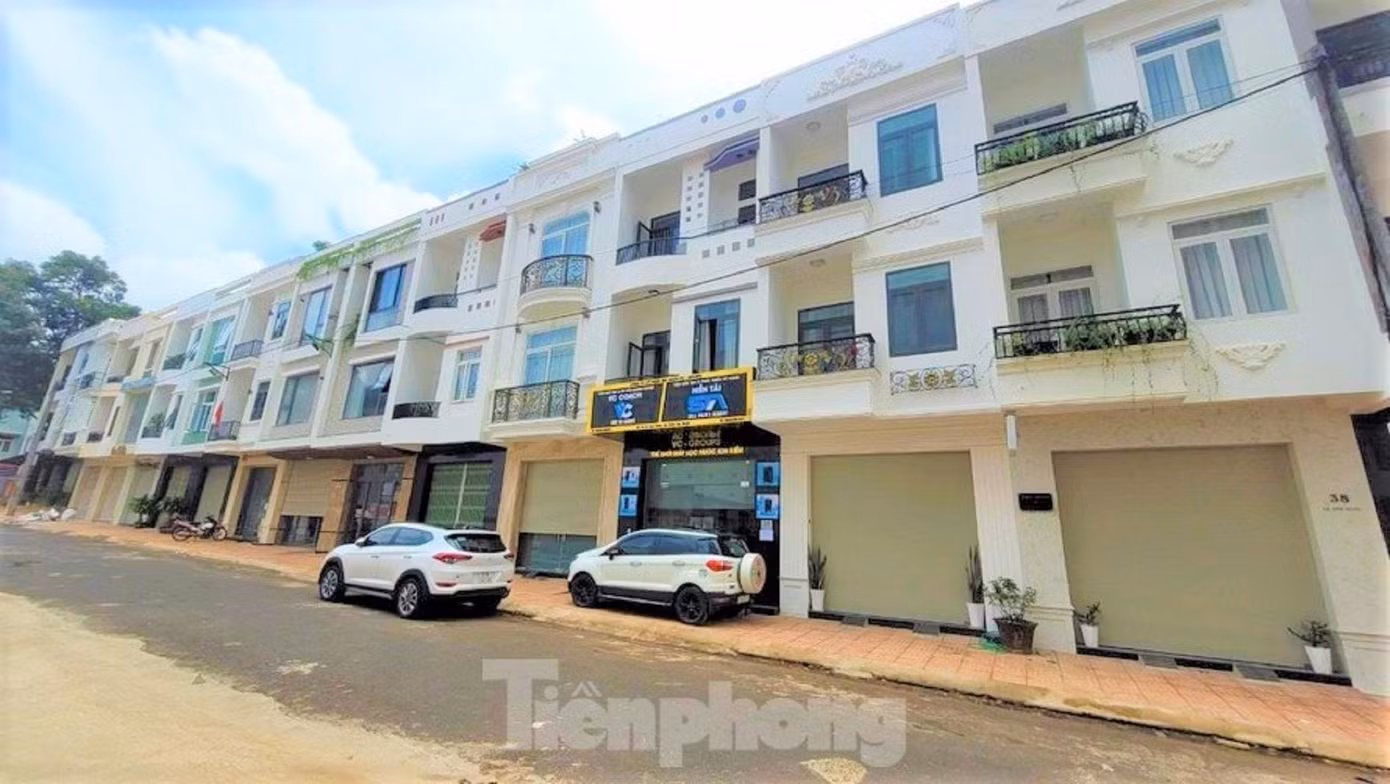 Dãy nhà của Trung tâm thương mại Phú Xuân