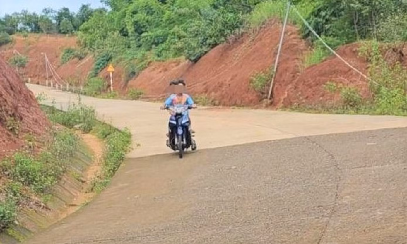 Thiếu niên K'T. điều khiển xe máy không đội mũ bảo hiểm