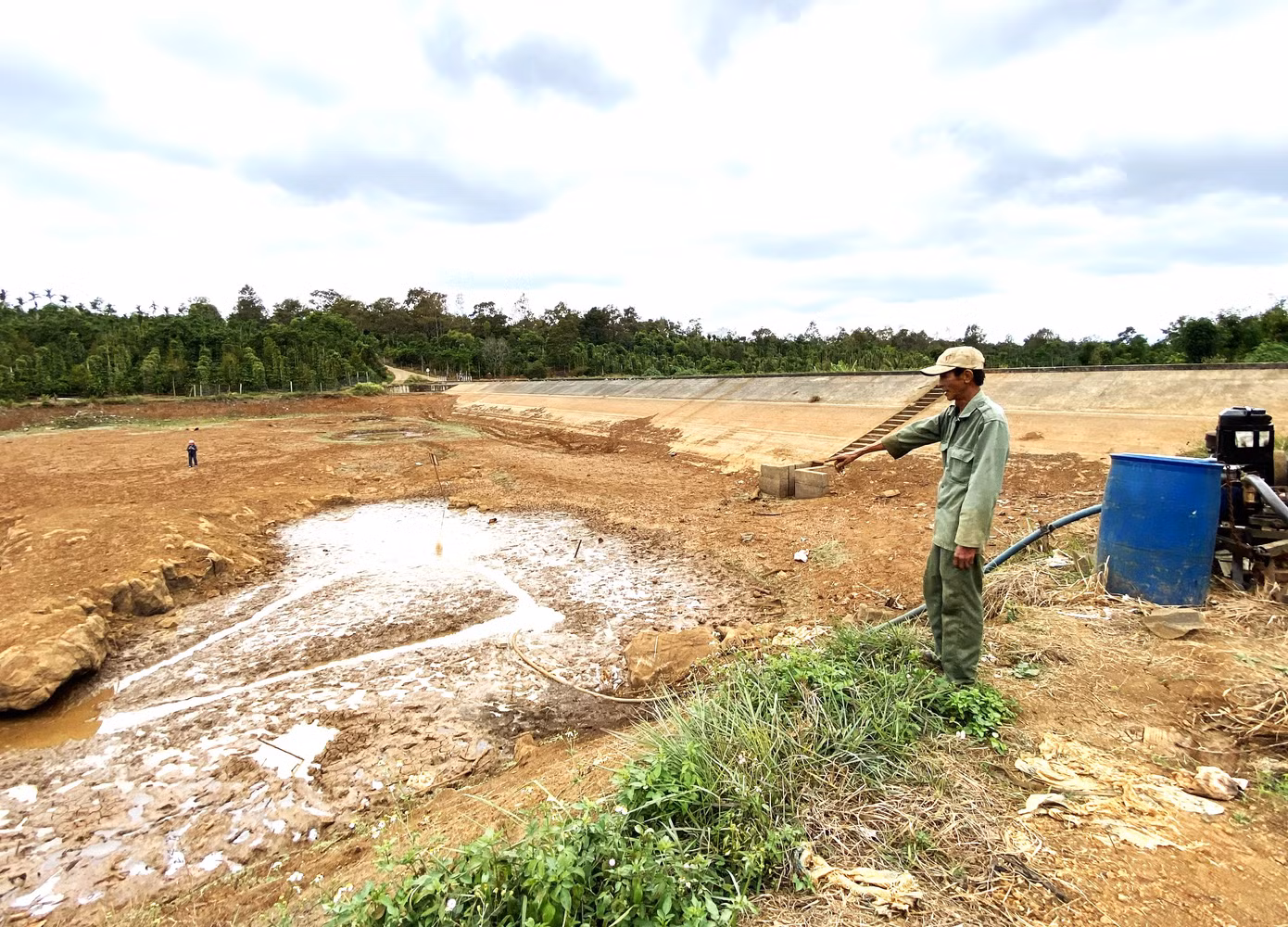 Ông Trưng bên đập nước trơ đáy.