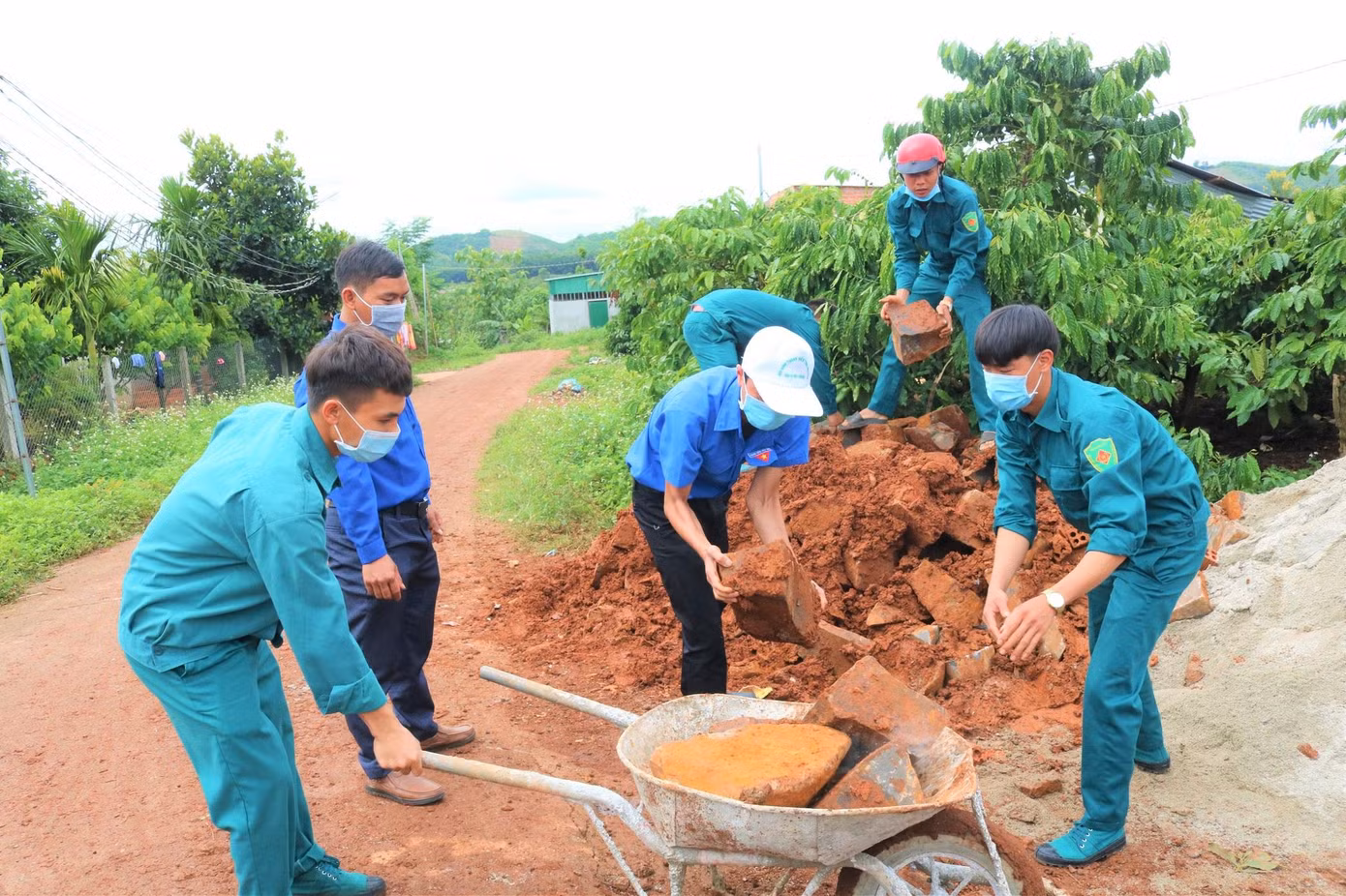 Thanh niên tình nguyện tham gia xây dựng nhà Đại đoàn kết tặng người dân nghèo