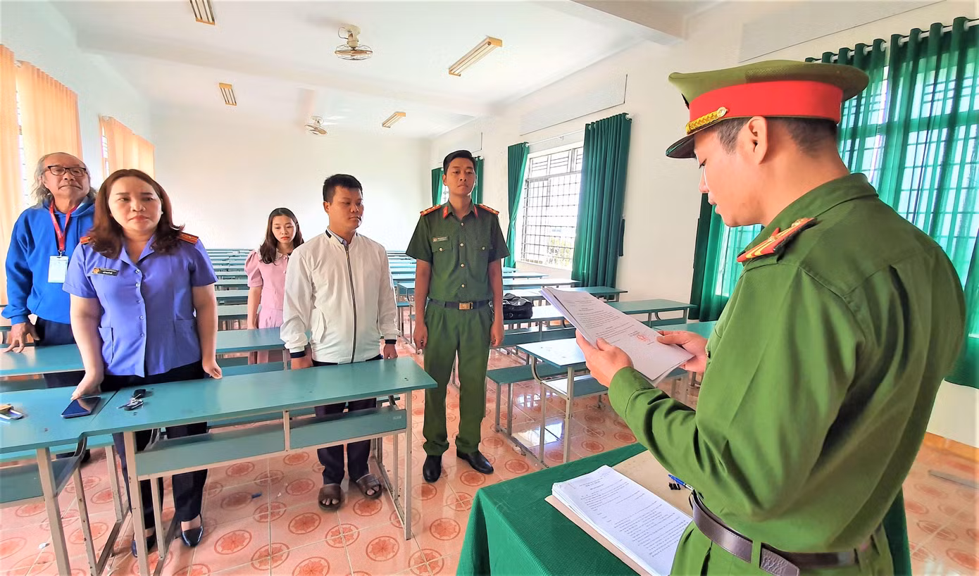 Cơ quan thi hành pháp luật, đọc quyết định khởi tố bị can đối với ông Tô Viết Tài (áo trắng)