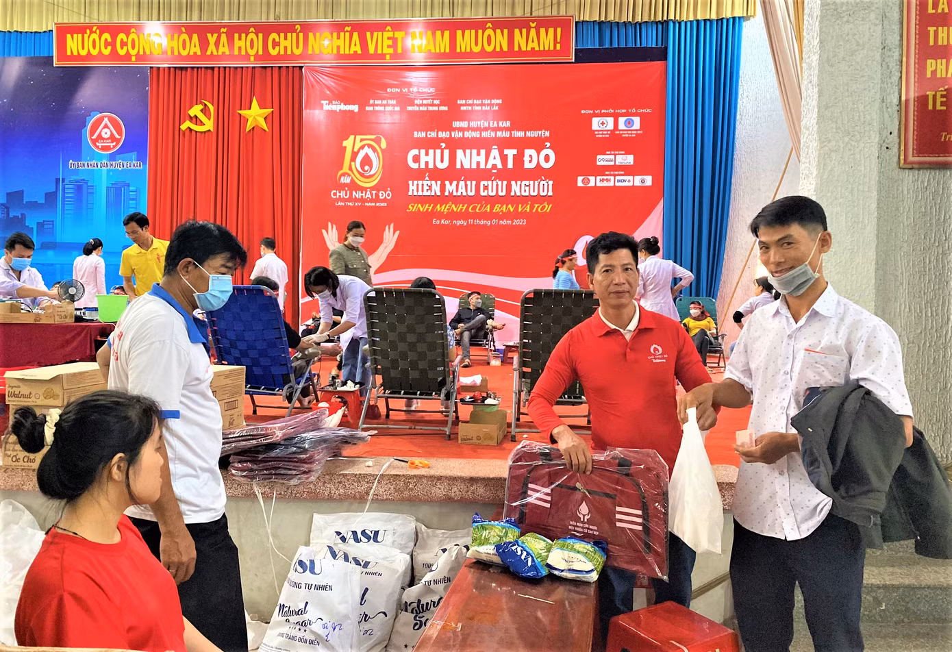Tình nguyện viên được tặng quà sau khi hiến máu