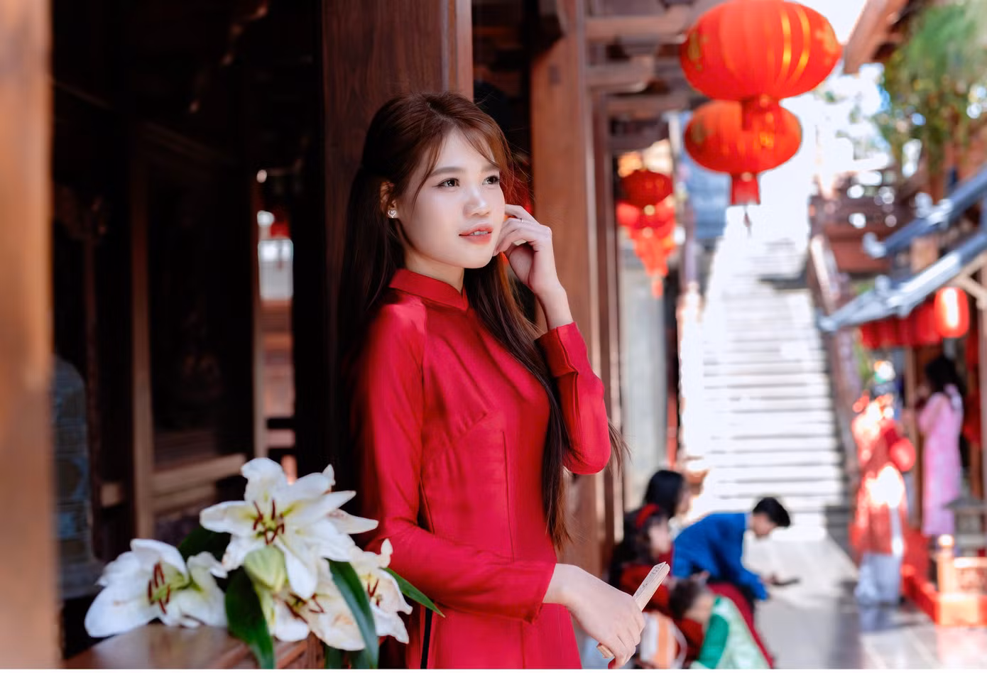 Áo dài truyền thống tô thêm vẻ đẹp dịu dàng của bạn trẻ. Ảnh: Bảo Lâm