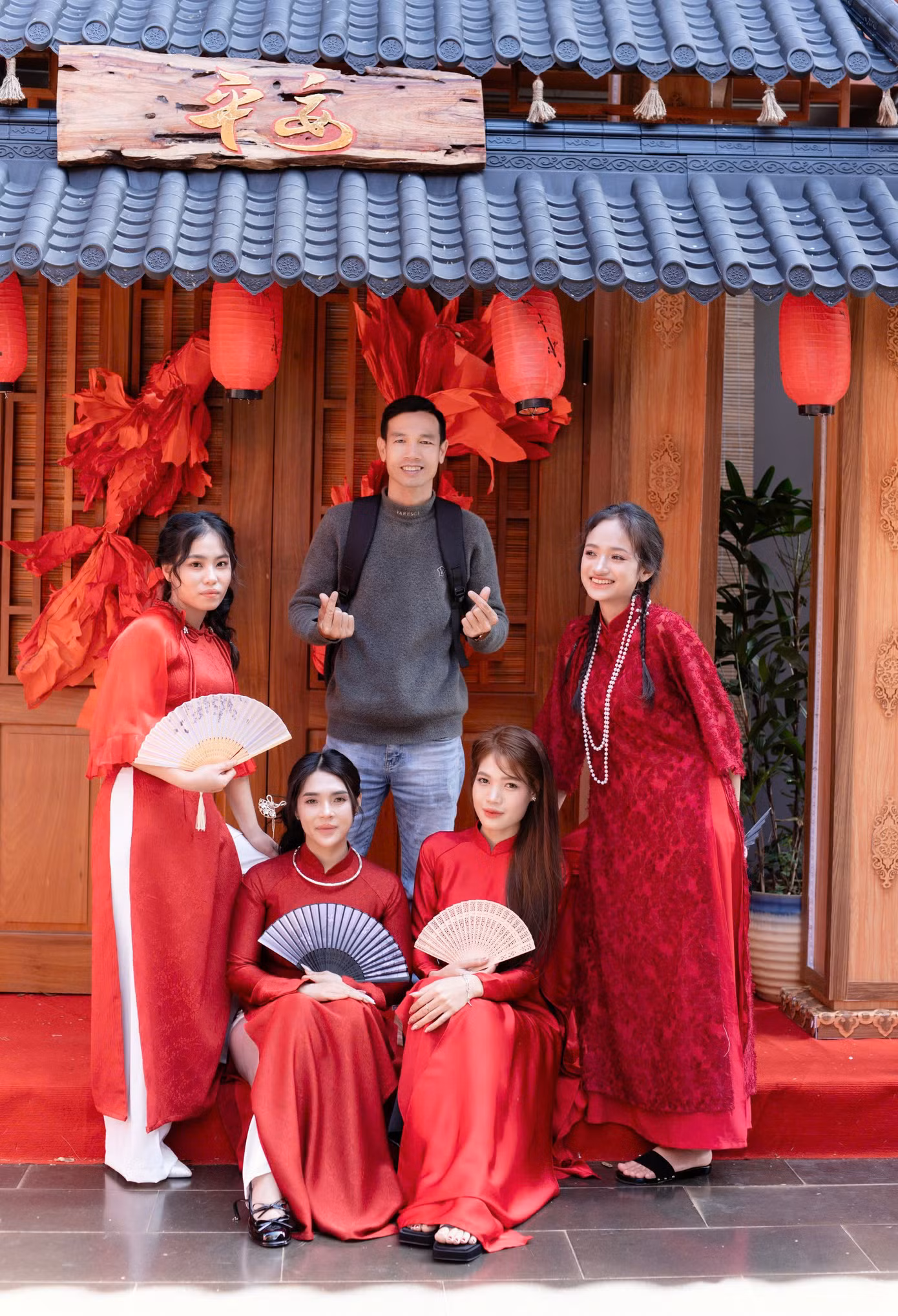 Áo dài giúp người trẻ lan tỏa vẻ đẹp truyền thống. Ảnh: Bảo Lâm