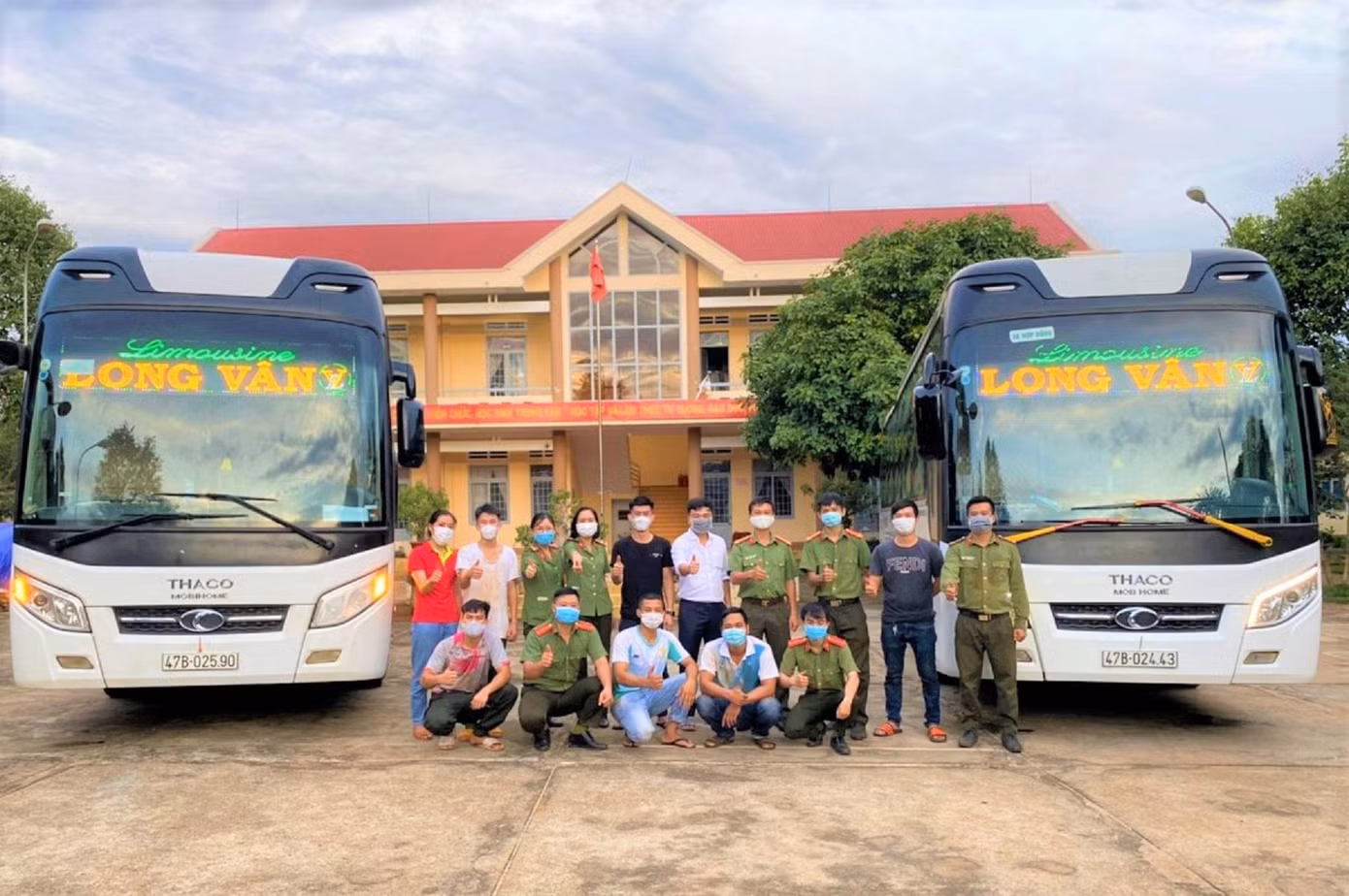 Hai xe khách chở đầy hàng hóa từ thiện chuẩn bị lăn bánh từ Đắk Lắk vào tâm dịch TP.HCM