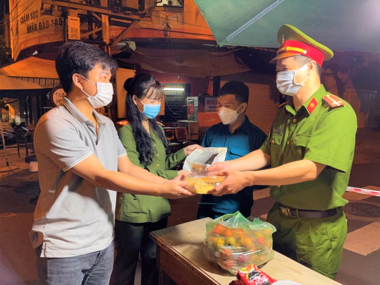 Anh Long trao suất ăn đêm cho cán bộ, chiến sĩ tại chốt kiểm soát dịch