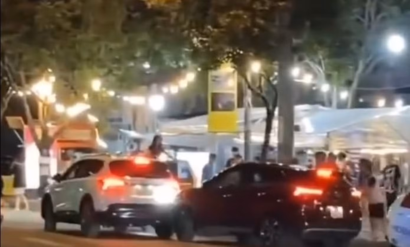 Người phụ nữ đã lái chiếc xe màu đỏ mận tông nhiều lần vào ô tô màu trắng