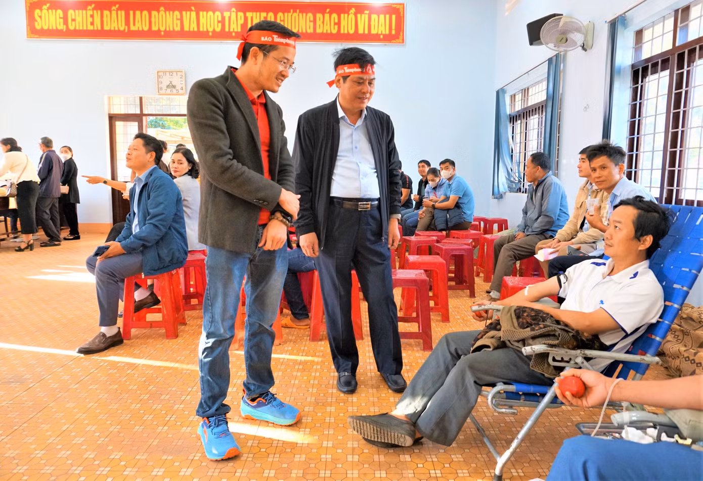 Nhà báo Nguyễn Văn Tuấn cùng ông Trần Đình Nhuận - Bí thư Huyện ủy Cư M’gar (giữa) động viên người tham gia hiến máu.