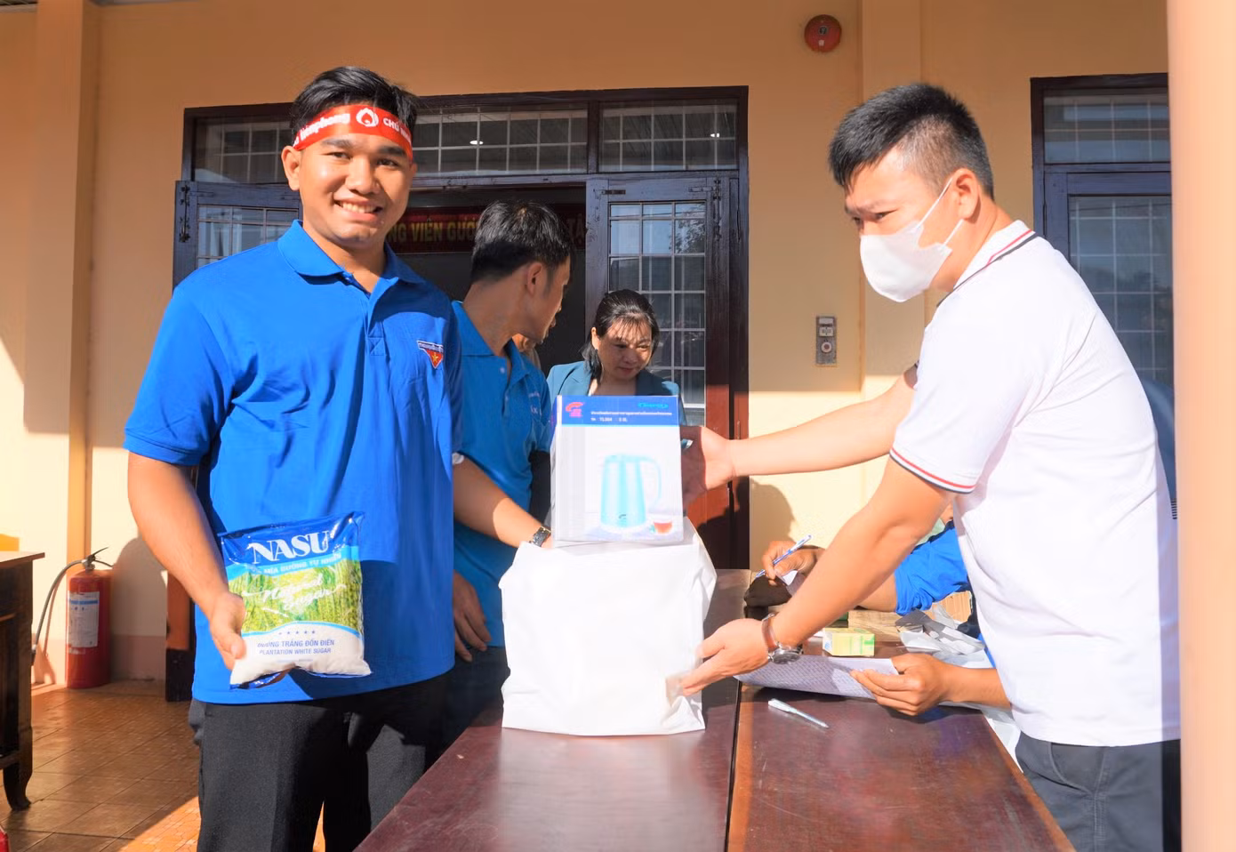 Tình nguyện viên nhận quà từ chương trình