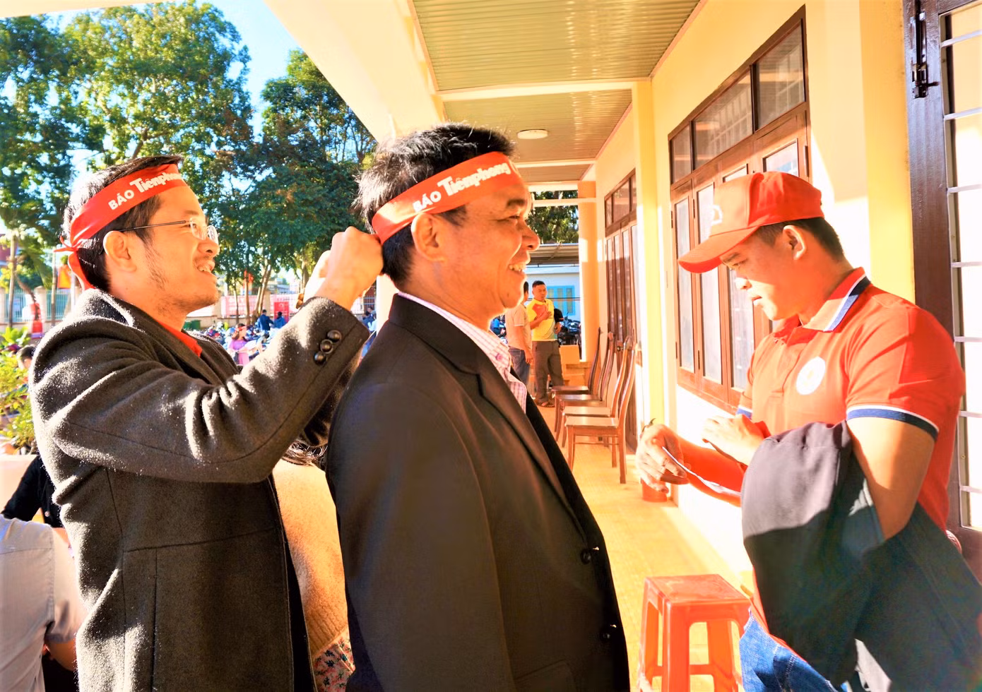 Nhà báo Nguyễn Văn Tuấn - Phụ trách Văn phòng đại diện Báo Tiền Phong khu vực Tây Nguyên đeo băng rôn cho ông Y Wem Hwing - Phó Chủ tịch UBND huyện Cư M'gar