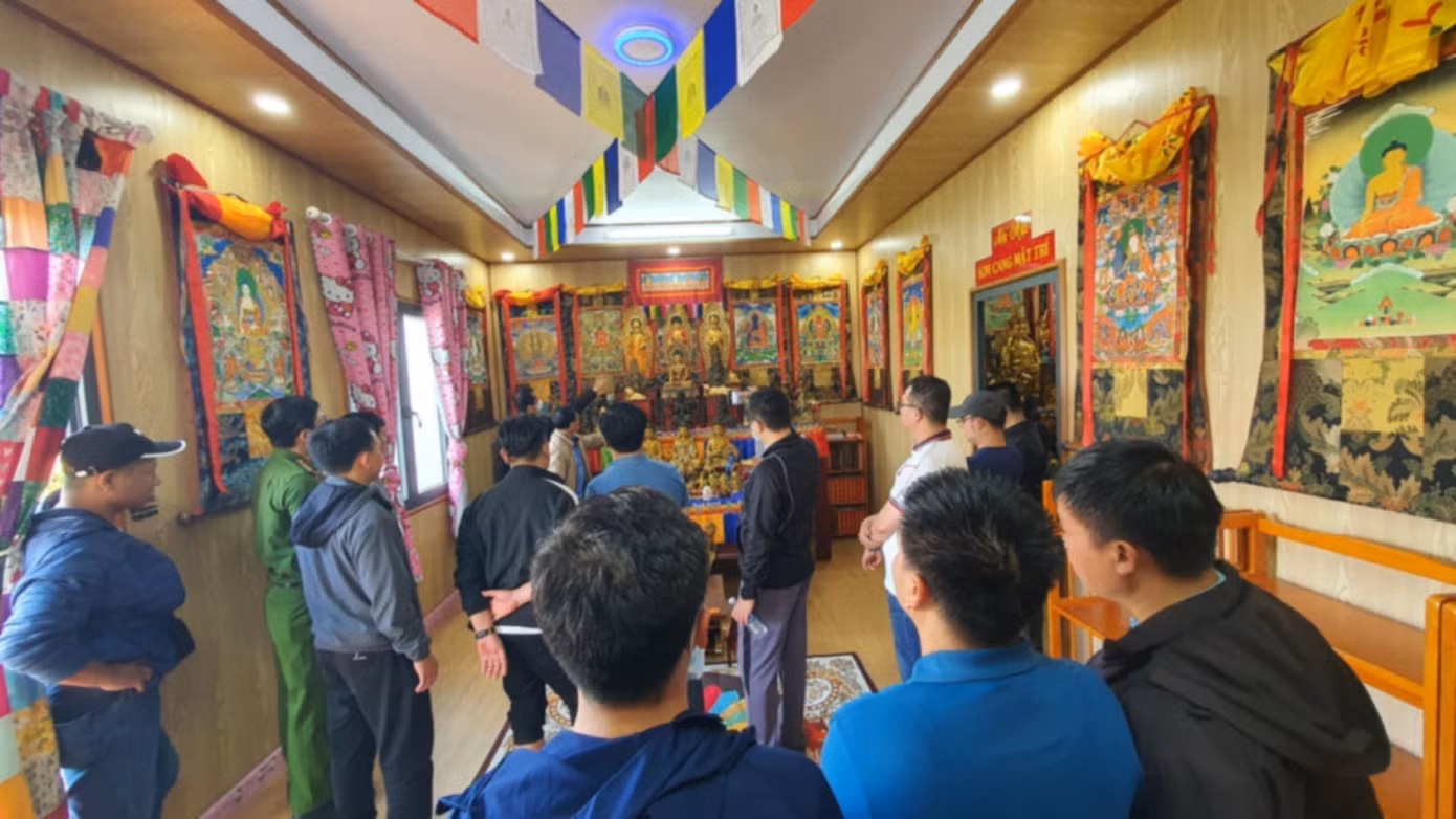 Bên trong căn nhà khi lực lượng chức năng khám xét. Bên trong căn nhà khi lực lượng chức năng khám xét.