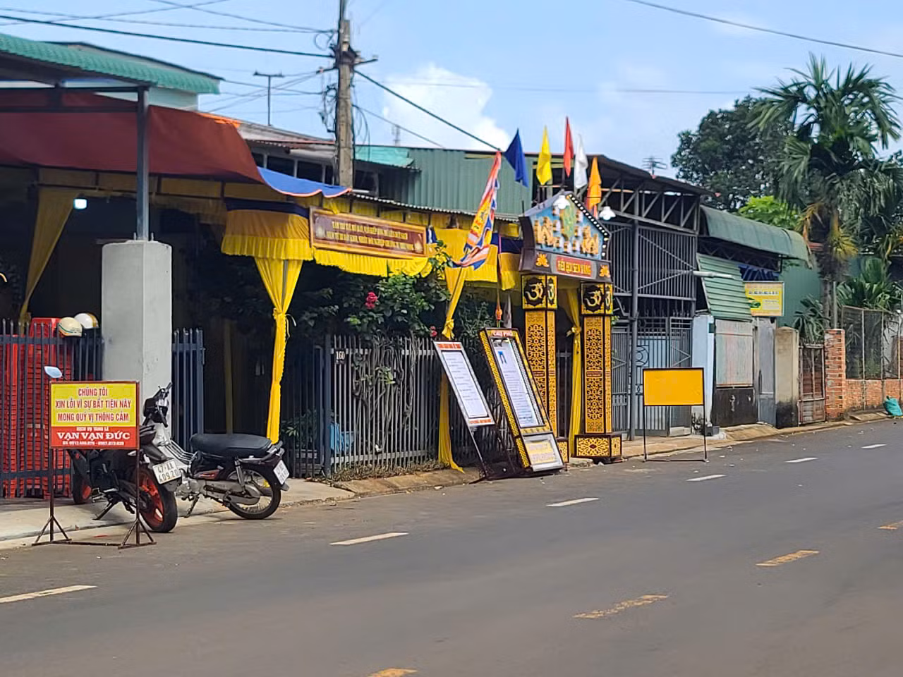 Gia đình lo hậu sự cho nữ sinh.