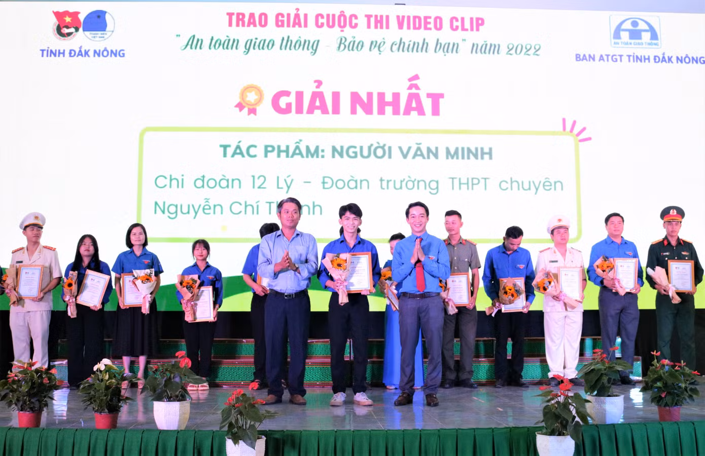 Ban tổ chức trao giải cuộc thi “An toàn giao thông - Bảo vệ chính bạn”