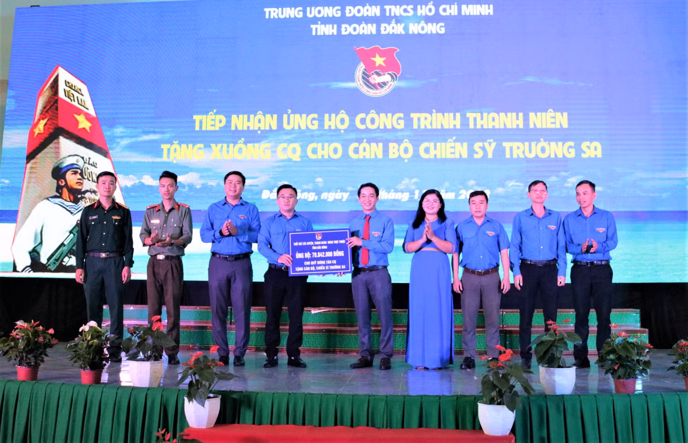 Hưởng ứng phát động của Trung ương Đoàn về việc vận động ủng hộ tặng xuồng CQ 3,5 tỷ đồng làm công trình thanh niên của tuổi trẻ cả nước cho cán bộ chiến sĩ Trường Sa, đến nay, Tỉnh Đoàn Đắk Nông đã nhận được hơn 70 triệu đồng từ các cấp bộ Đoàn.