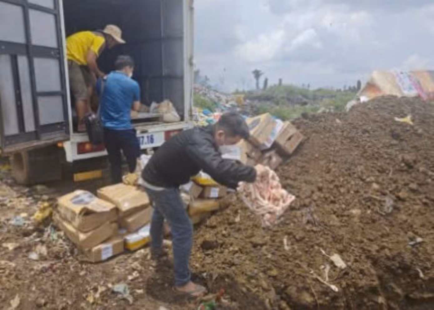 Cơ quan chức năng cho tiêu hủy số thực phẩm không rõ nguồn gốc.