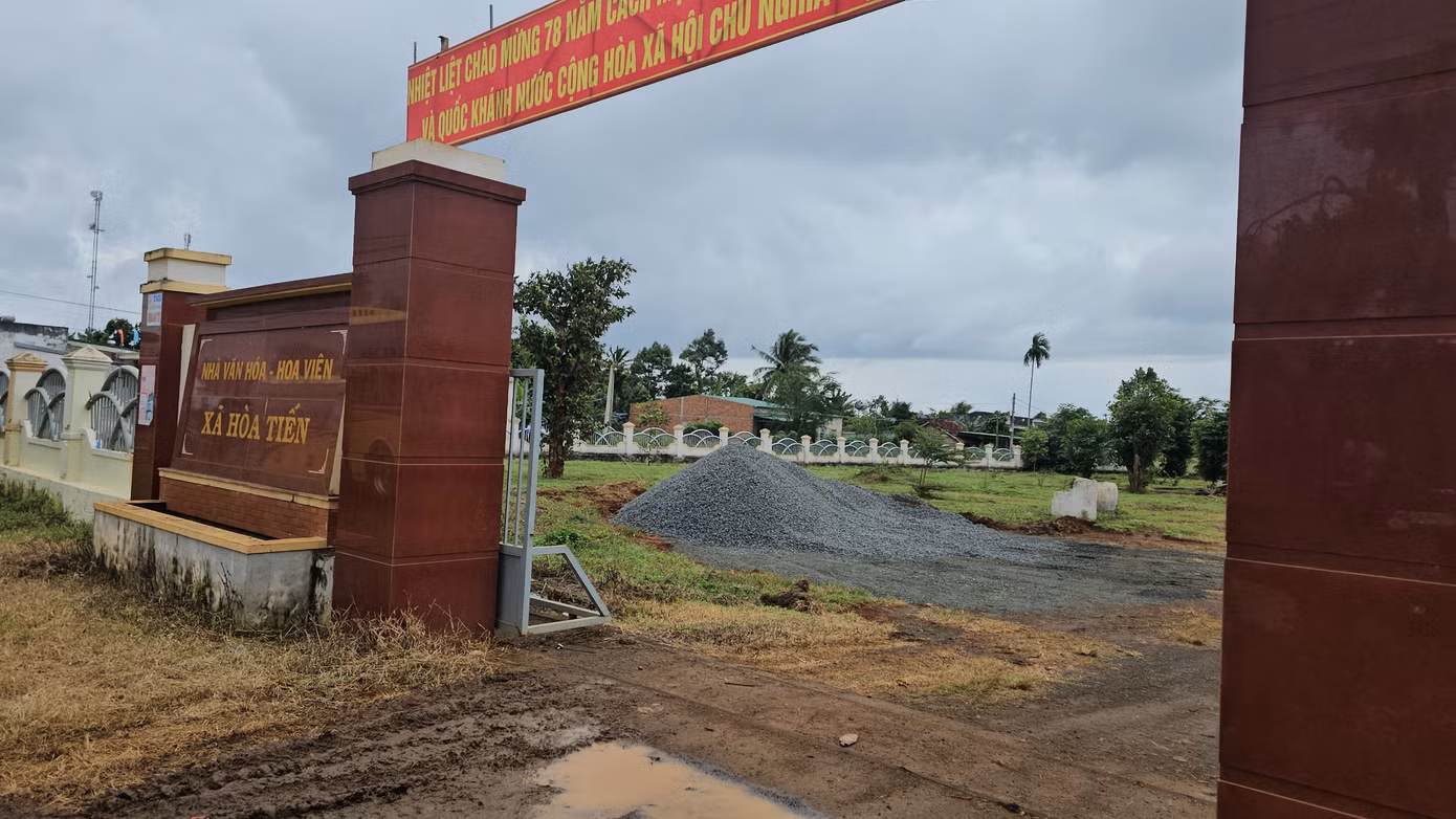 Nhà văn hóa - Hoa viên xã Hòa Tiến (huyện Krông Pắc, Đắk Lắk) cũng được chính quyền xã này cho một công ty xây dựng đường liên xã mượn làm bãi tập kết vật liệu.