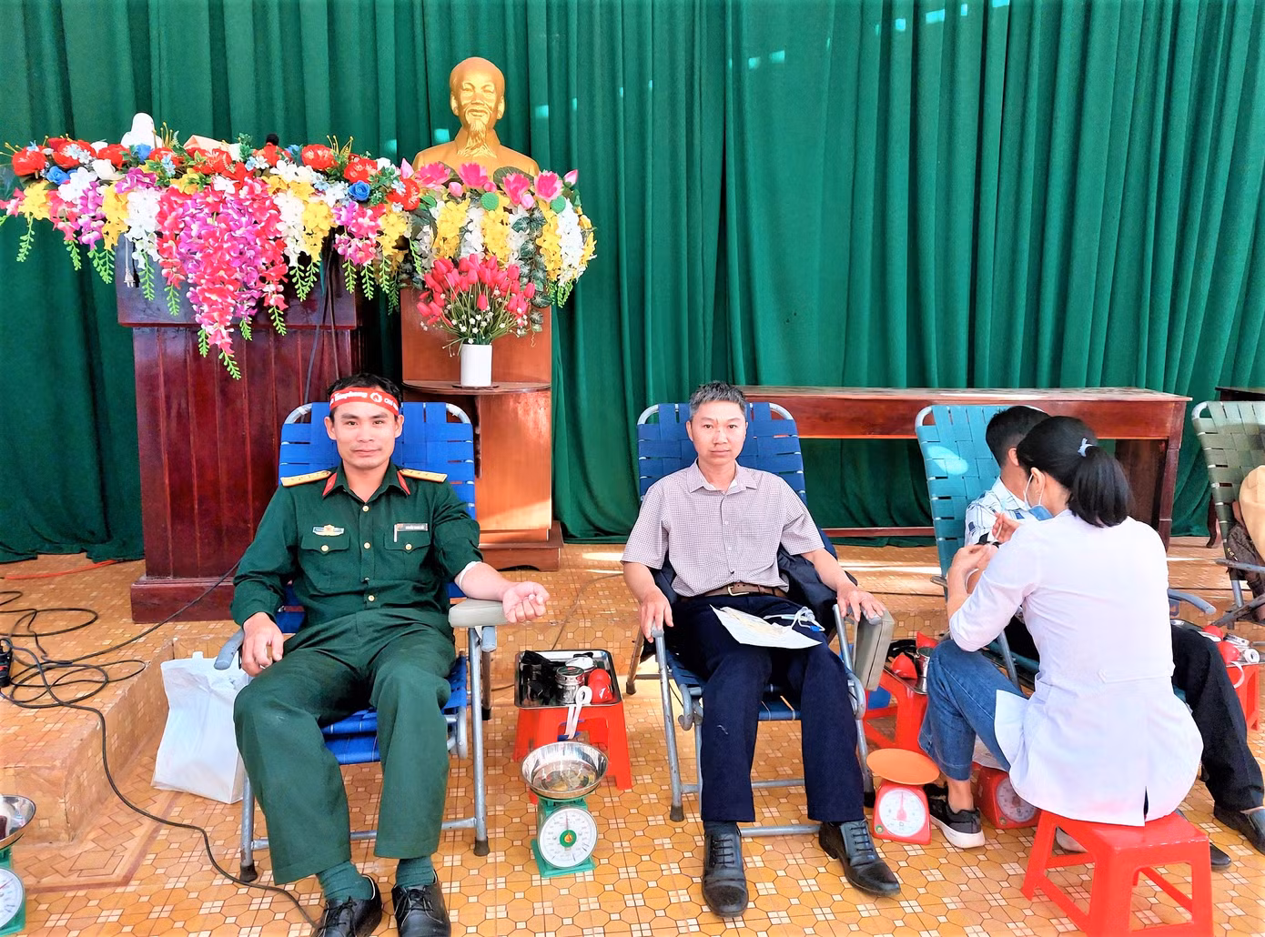 Đại úy Nguyễn Trung Hải (trái) tham gia hiến máu