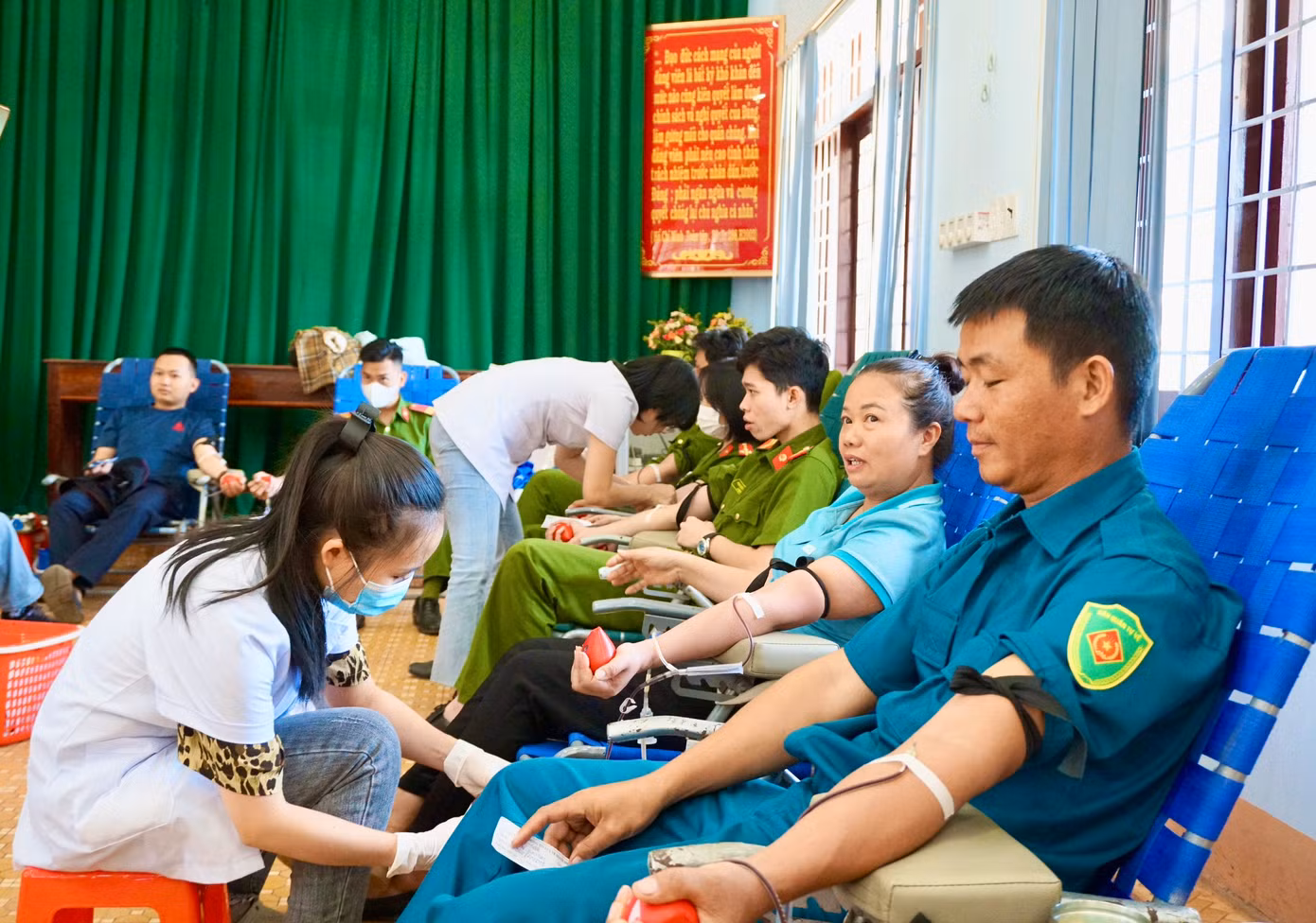 Các lực lượng tham gia hiến máu.
