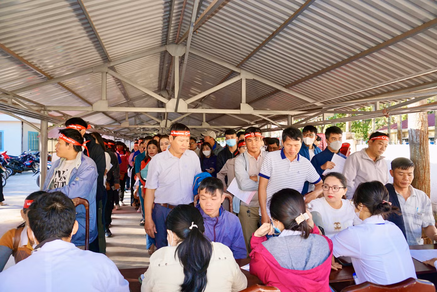 Đông đảo người dân tham gia ngày hội hiến máu Chủ Nhật Đỏ