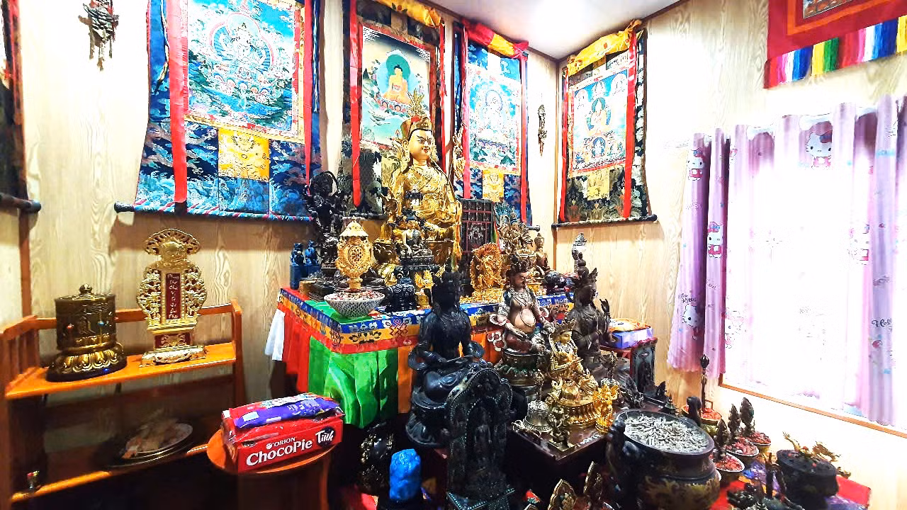 Bên trong khu tu tập.