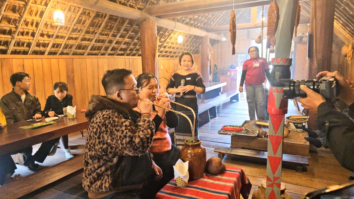 Du khách trải nghiệm văn hoá rượu cần.