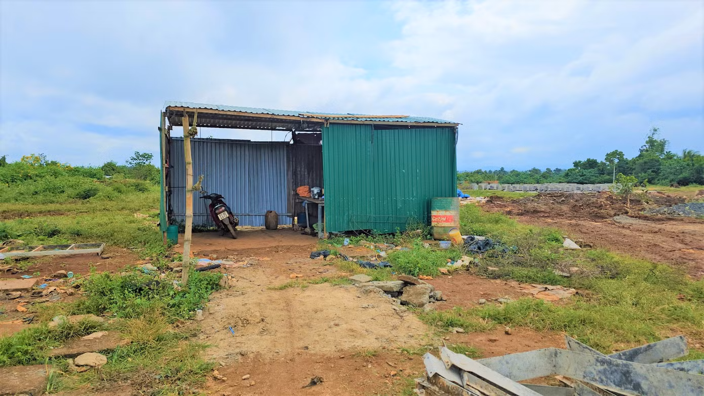 Nhà tạm cũng được "mọc" trong sân thể thao.