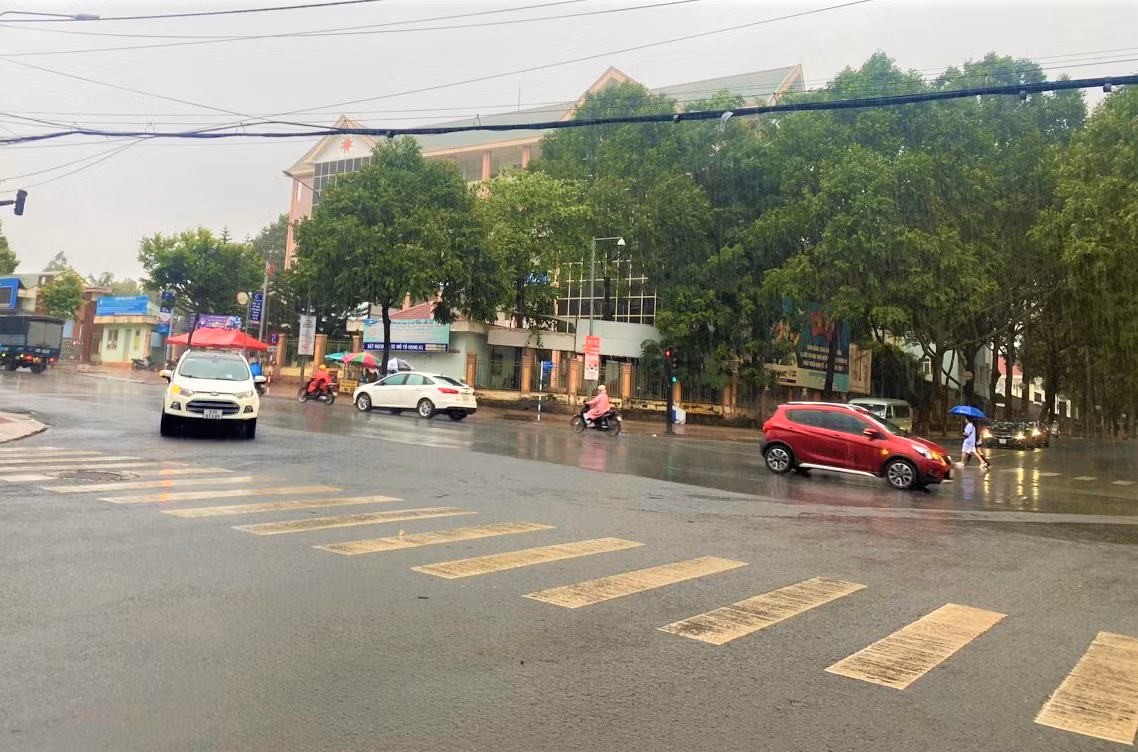 Mưa xuất hiện trong dịp lễ khiến kế hoạch đi chơi của nhiều người bị "bể kèo"