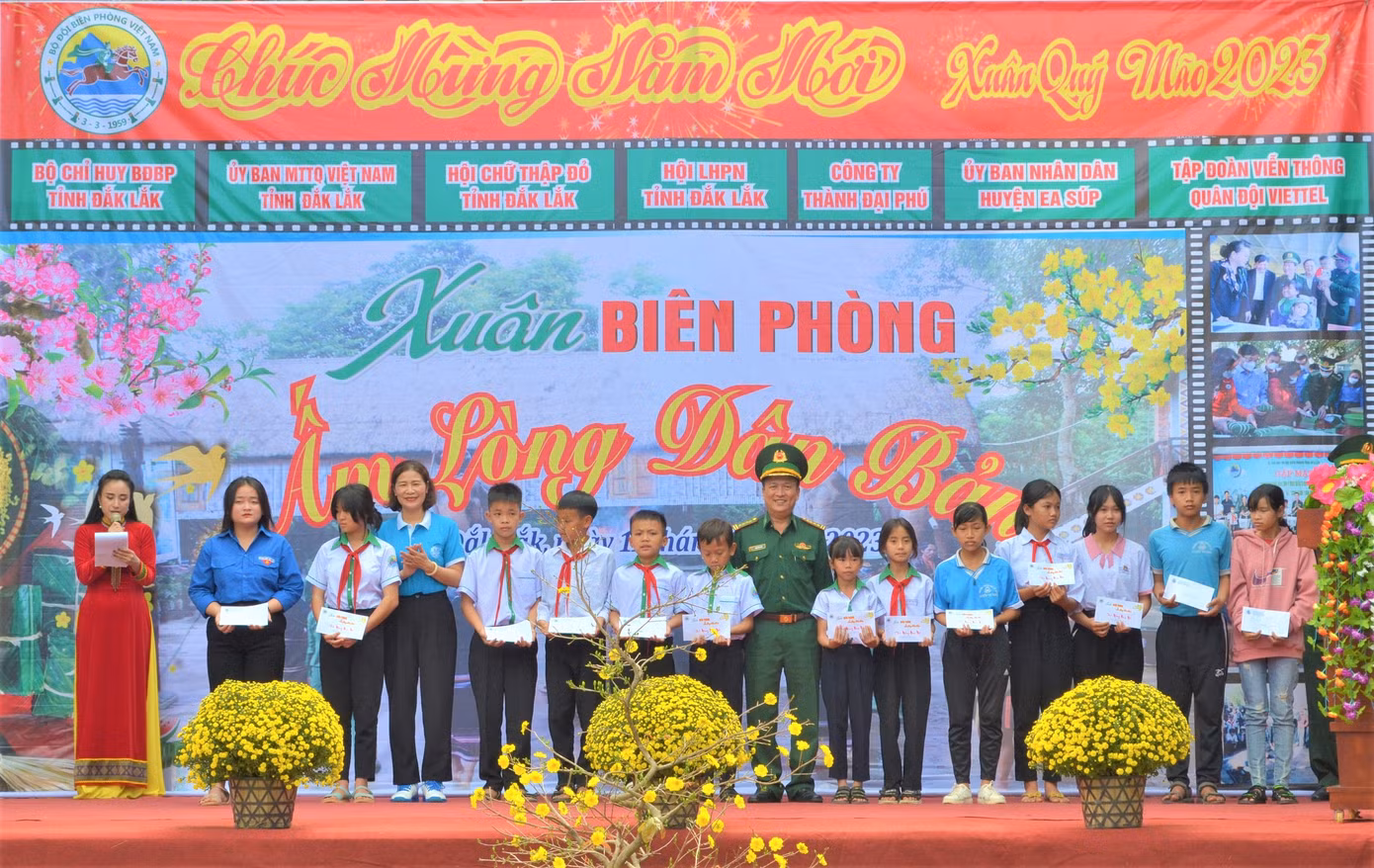 Đại diện các đơn vị trao học bổng cho các em học sinh có hoàn cảnh đặc biệt khó khăn