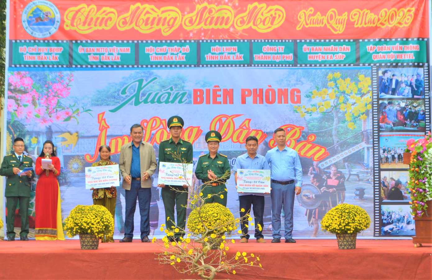 Đại diện lãnh đạo các đơn vị trao biển tượng trưng 3 ngôi nhà cho các hoàn cảnh khó khăn