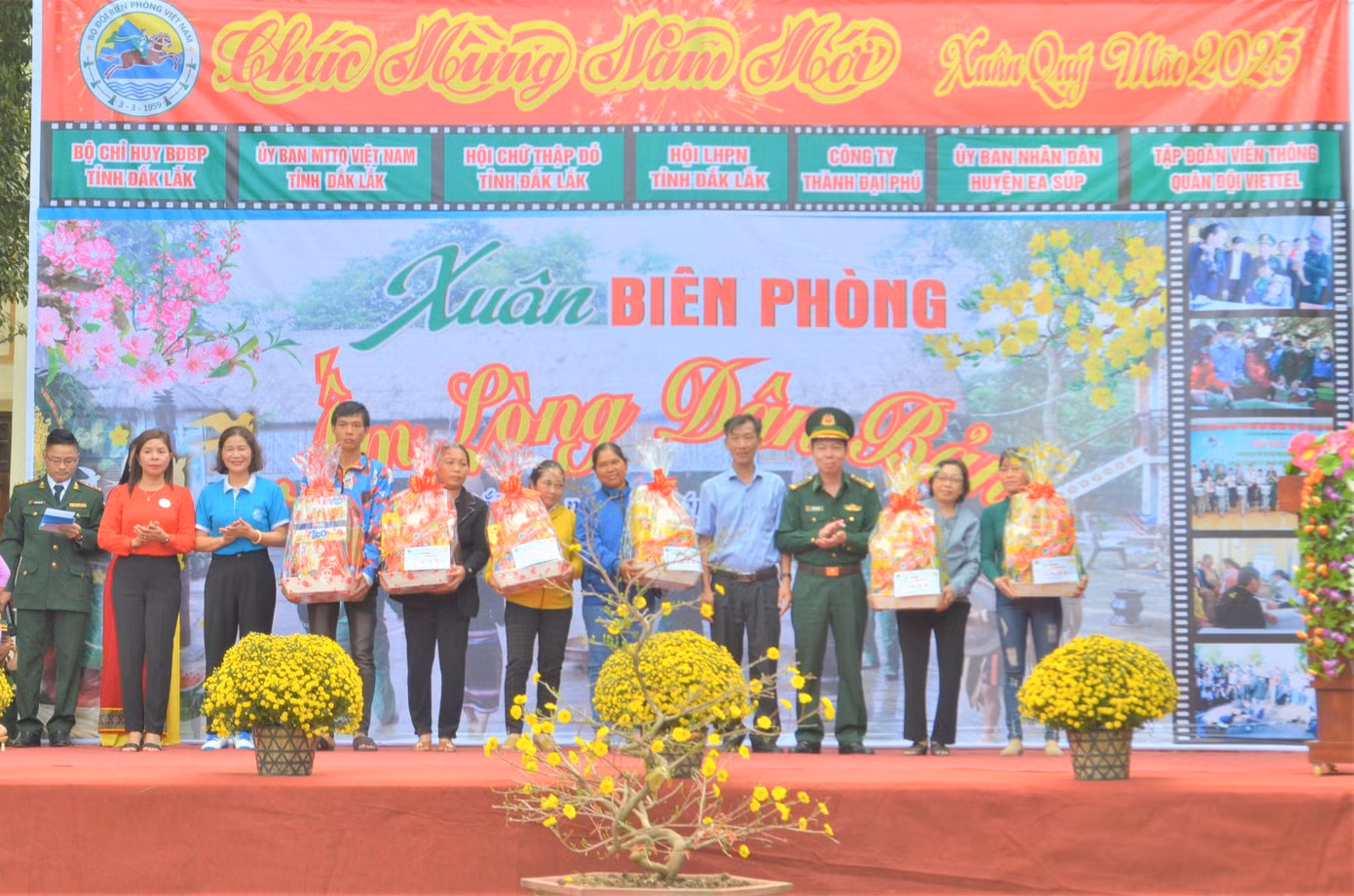 Đại diện lãnh đạo các đơn vị trao quà cho các gia đình đặc biệt khó khăn