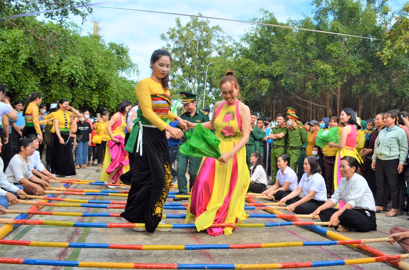 Hoạt động vui chơi thu hút đông đảo cán bộ, chiến sĩ và nhân dân tham gia