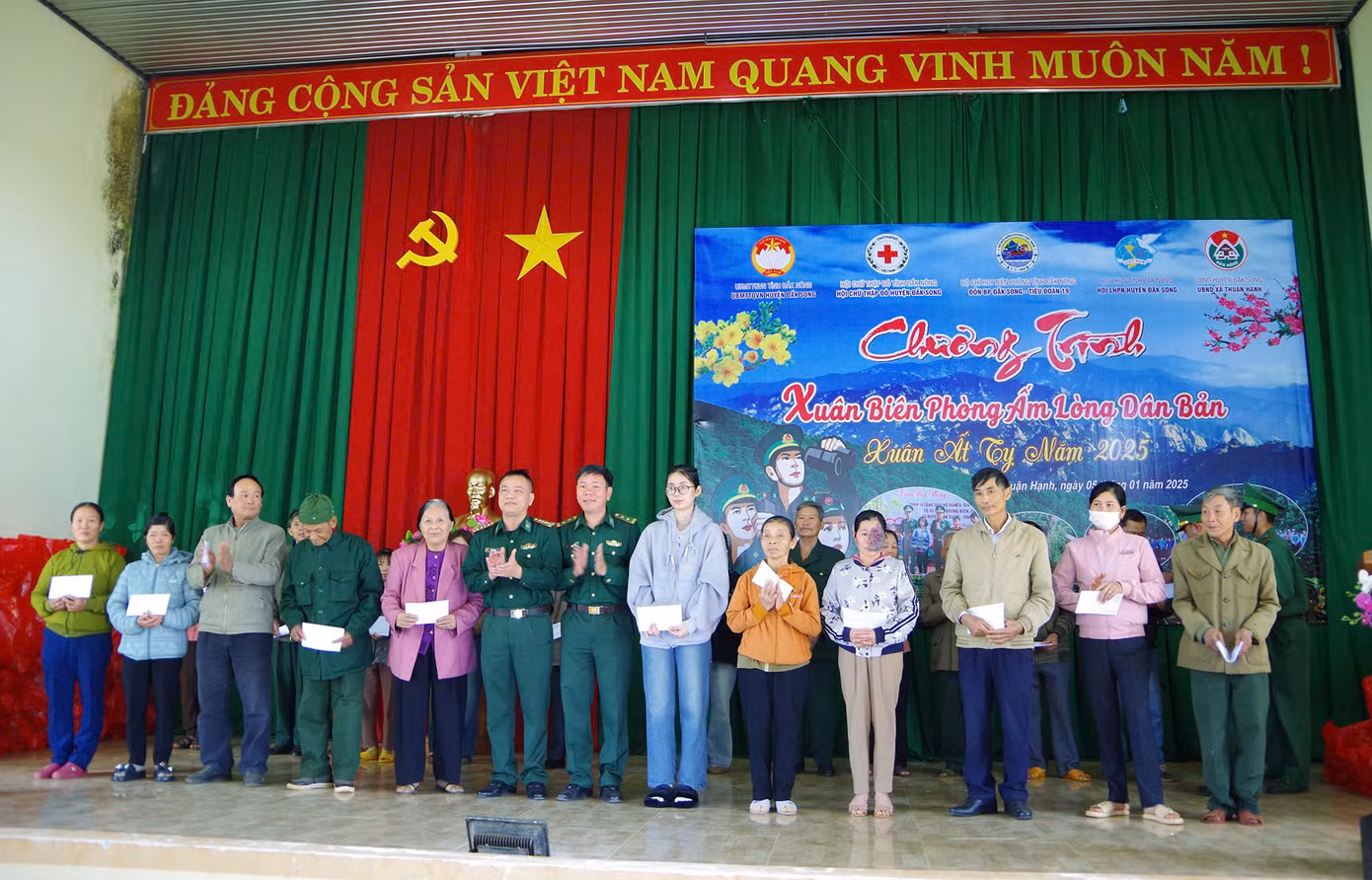 Các hộ dân được tặng quà nhân dịp Tết Nguyên đán.
