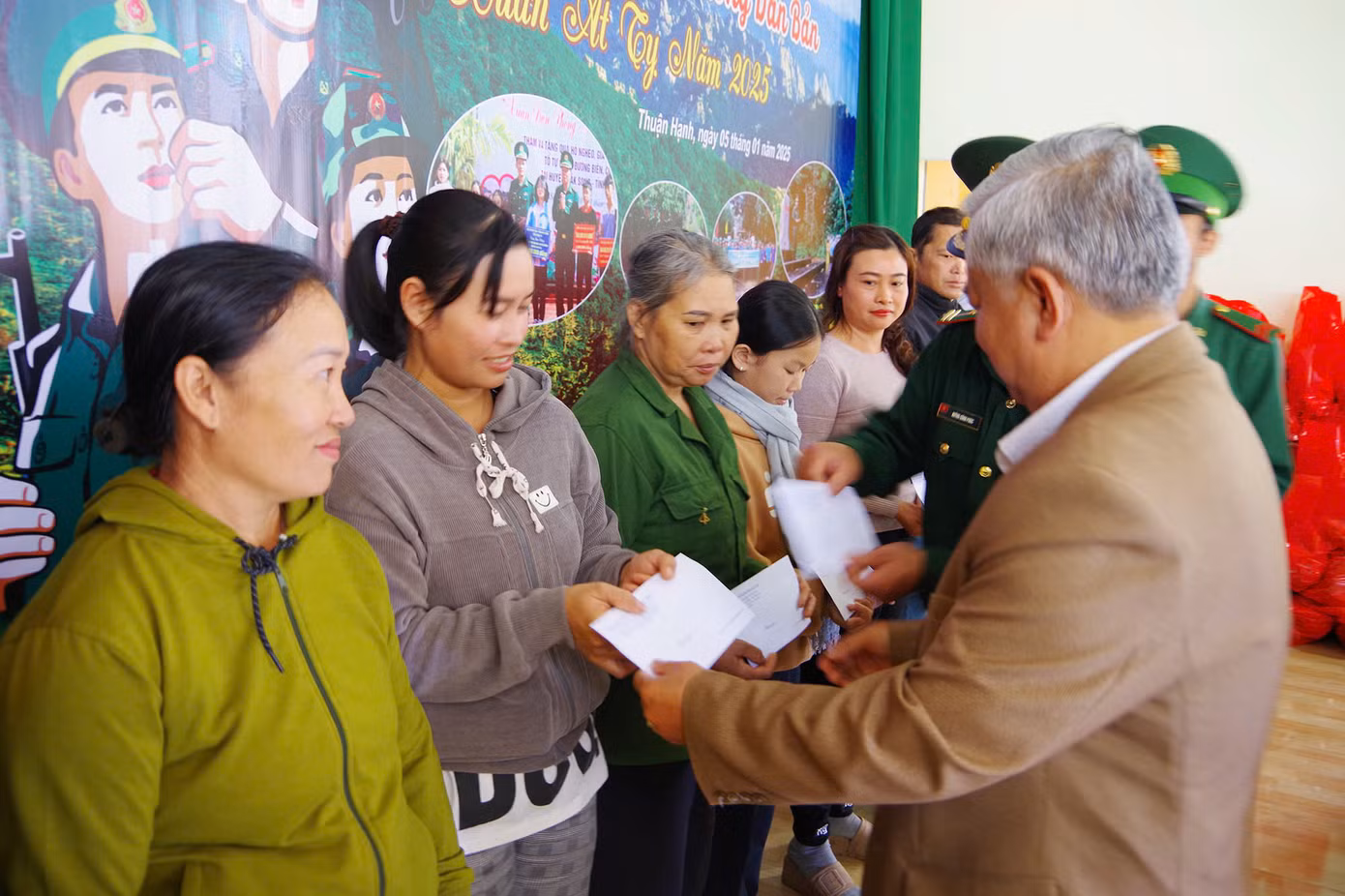 Bà con vui mừng khi được nhận quà.