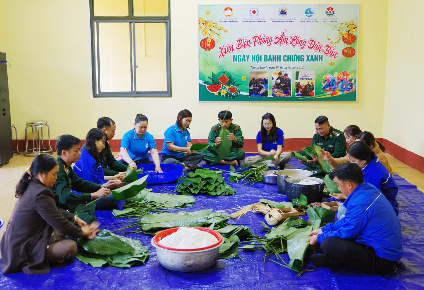 Các chiến sĩ cùng tham gia gói bánh chưng.
