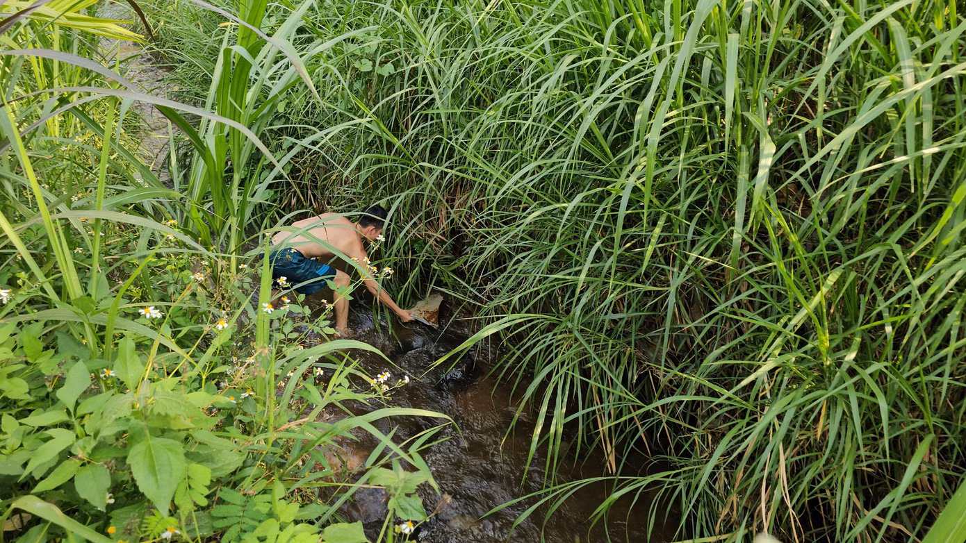 Một mảnh vỡ đường ống được người dân phát hiện dưới suối