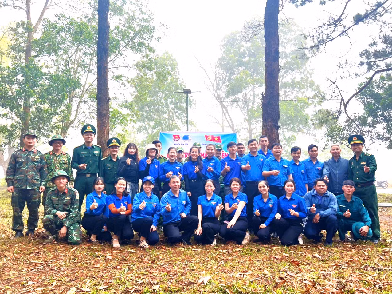 Các lực lượng tham gia thực hiện công trình thắp sáng đường biên, chụp ảnh lưu niệm. Ảnh: Hồng Thắm Các lực lượng tham gia thực hiện công trình thắp sáng đường biên, chụp ảnh lưu niệm. Ảnh: Hồng Thắm