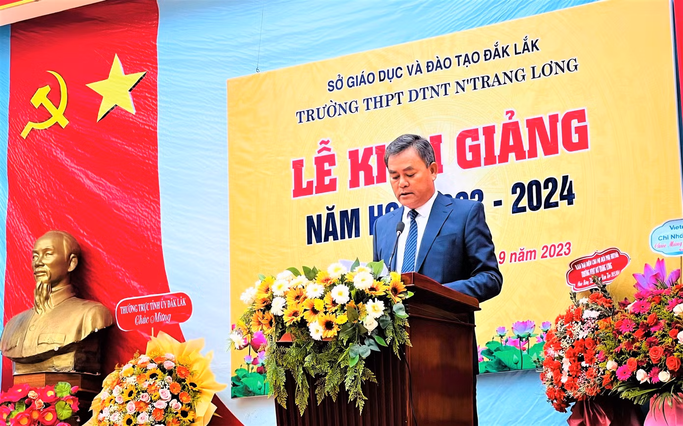 Tại lễ khai giảng, ông Y Biêr Niê - Phó Bí thư Tỉnh ủy Đắk Lắk đã đọc thư của Chủ tịch nước Võ Văn Thưởng gửi ngành Giáo dục dịp khai giảng năm học 2023 - 2024. Ông Y Biêr Niê chúc mừng, ghi nhận những thành tựu mà trường đã đạt được trong thời gian qua, đồng thời đề nghị năm học mới, thầy trò trường THPT Dân tộc nội trú N'Trang Lơng tập trung triển khai tốt các nhiệm vụ: Chăm lo, nâng cao hơn nữa chất lượng dạy và học, làm tốt cả việc dạy chữ lẫn dạy nghề, đặc biệt là dạy người...
