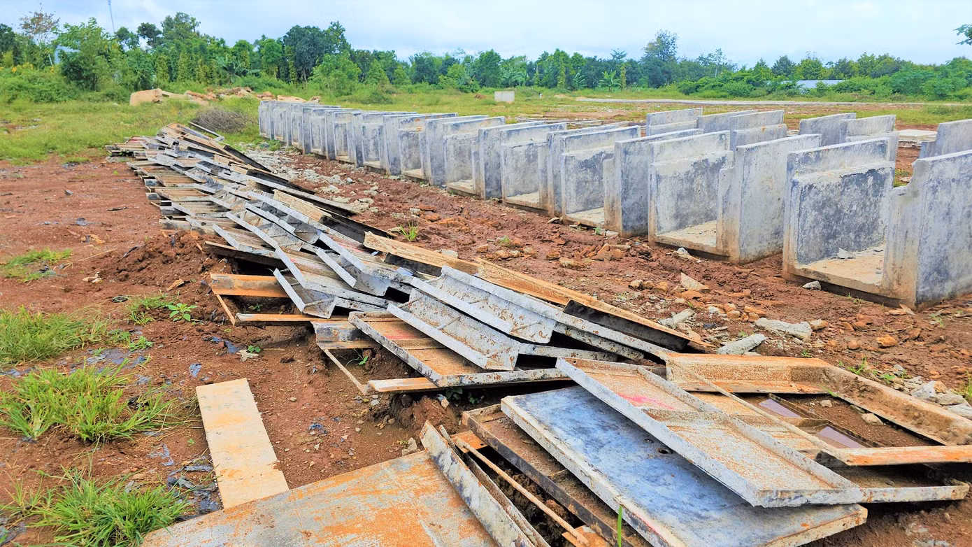 Khuôn đúc cùng những khối bê tông được tập kết số lượng lớn tại sân thể thao.