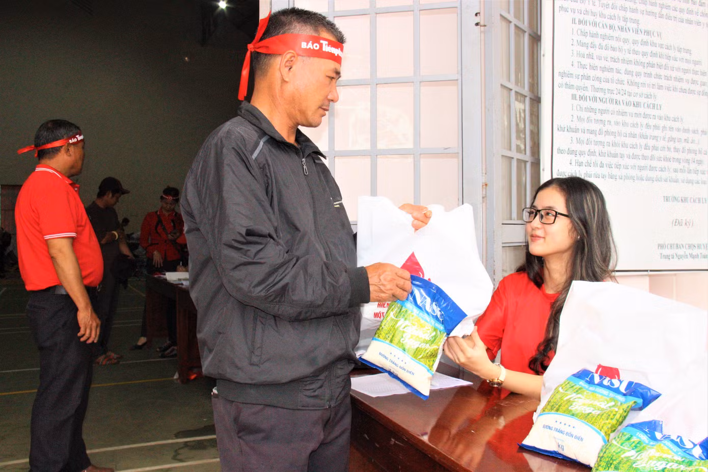 Tình nguyện viên nhận suất quà