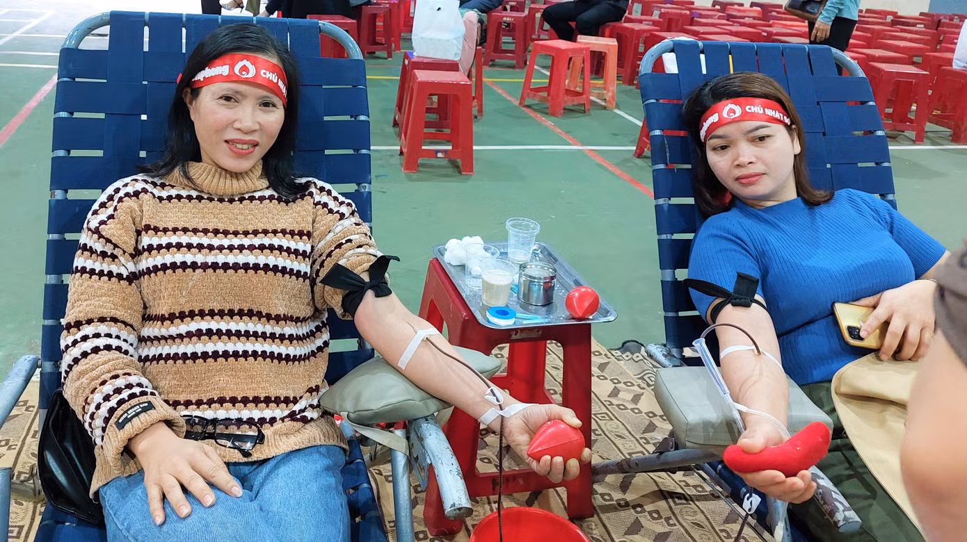 Cô Khuyên (bên trái) vượt hàng chục cây số đi hiến máu