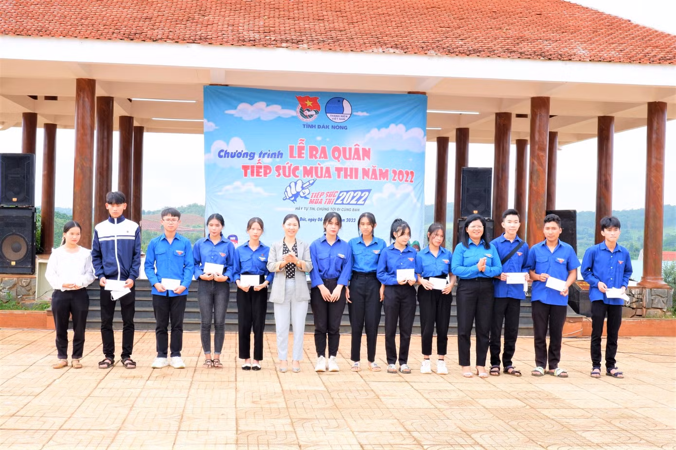 Ban tổ chức trao 10 suất quà cho học sinh có hoàn cảnh đặc biệt khó khăn