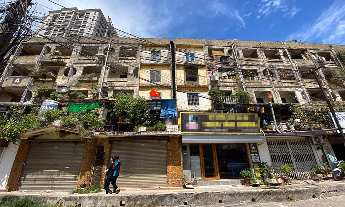 Chung cư cũ Ngọc Khánh (quận Ba Đình) thuộc loại nguy hiểm ở cấp độ đặc biệt, phải di dời gấp (cấp độ D).