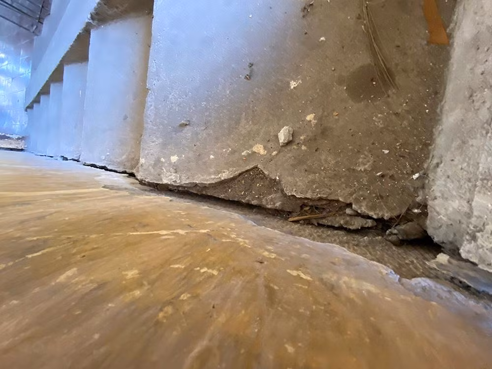 Vết nứt chạy dọc cầu thang chung cư cũ, tiềm ẩn nhiều nguy hiểm.