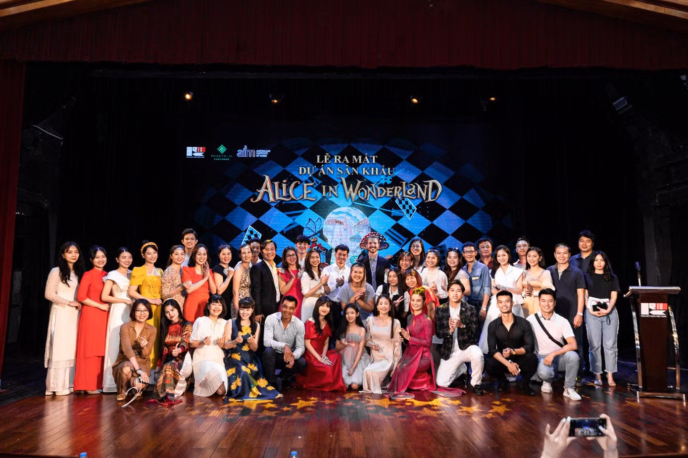 Ê kip sản xuất trong buổi casting.