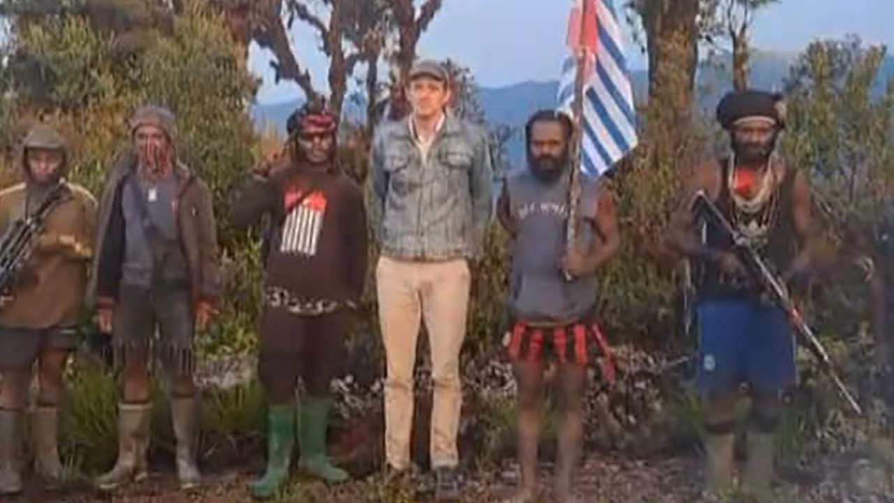 Bức ảnh chụp phi công người New Zealand đứng giữa nhóm phiến quân Papua