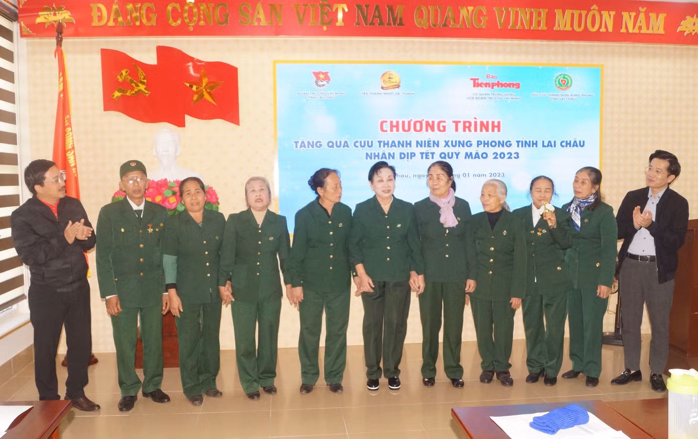Đồng chí Vũ Tiến – Phó Tổng Biên tập báo Tiền Phong (ngoài cùng bên trái) cùng đồng chí Nguyễn Tiến Thịnh – Bí thư Tỉnh Đoàn Lai Châu (ngoài cùng bên phải) giao lưu văn nghệ cùng hội viên cựu thanh niên xung phong.