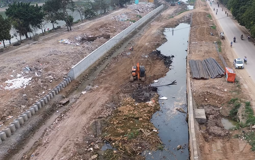 Dự án trạm bơm tiêu Yên Nghĩa có tổng diện tích cần GPMB là 29,15 ha. Dự án được khởi công từ năm 2015, do Sở NN&amp;PTNT Hà Nội (nay là Sở NN&amp;MT) làm chủ đầu tư. Tuy nhiên, đến tháng 1/2020 mới hoàn thành hạng mục trạm bơm tiêu Yên Nghĩa.
