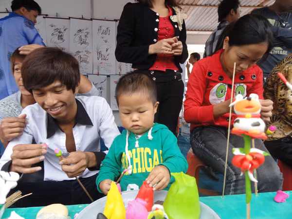 Trái gái làng Xuân La cùng tham gia nạn tò he