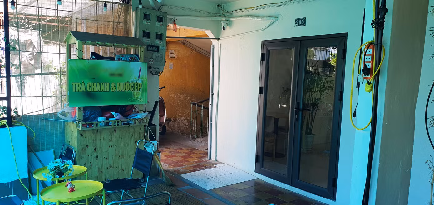 Chủ quán bố trí quầy bar và bàn nhỏ trong nhà, lắp thêm mái che và thiết kế một bàn cao ngoài ban công phía trước căn hộ để khách có thể ngắm cảnh vào buổi tối. Còn ở khu tập thể ở Tông Đản (Lý Thái Tổ, Hoàn Kiếm), một căn hộ tại tầng 3 gần chục năm nay được thiết kế thành nơi thưởng trà khá có tiếng. Qua khảo sát, có thể thấy hầu hết những mô hình kinh doanh cà phê chung cư đều nằm ở tầng 2 hoặc tầng 3 của khu tập thể cũ vì nơi này xây dựng đã lâu, không có thang máy nên nếu chọn tầng cao sẽ khiến khách hàng vất vả khi tìm đến. Bên cạnh đó, có thể tận dụng phần bê tông nhô ra của tầng 1 để làm ban công cho khách ngồi. Một số chủ cửa hàng cho biết họ lựa chọn kinh doanh ở khu tập thể cũ một phần là do sở thích, một phần là bởi thị trường giá thuê mặt bằng ở những nơi này không cao, khoảng 4 –8 triệu/ tháng/căn 40 - 80m2, thấp hơn rất nhiều lần so với cùng diện tích ở nơi đắc địa. Trong khi đó, nếu lựa chọn mô hình kinh doanh hiện đại, ở nơi thuận tiện thì chi phí thuê mặt bằng quá cao, lại vấp phải nhiều sự cạnh tranh nên khó bám trụ và tồn tại được giữa đại dịch COVID – 19. Tuy nhiên, lựa chọn kinh doanh ở khu tập thể, chung cư cũ cũng tồn tại nhiều vấn đề, thách thức người kinh doanh như cơ sở hạ tầng xuống cấp, nhếch nhác, các yếu tố về PCCC không hoàn toàn được đảm bảo. Bên cạnh đó, hiện nay không có quy định trực tiếp, rõ ràng về việc nhà tập thể có được sử dụng để làm nơi kinh doanh hay không. Tuy nhiên với tính chất như nhà chung cư nhiều tầng, dùng mục đích để ở nên phòng đăng ký kinh doanh sẽ từ chối chấp nhận việc sử dụng nhà tập thể vào mục đích đăng ký hộ kinh doanh.